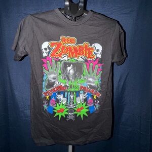 🎸 Rob Zombie “Freaks On Parade” Graphic Tee-size small